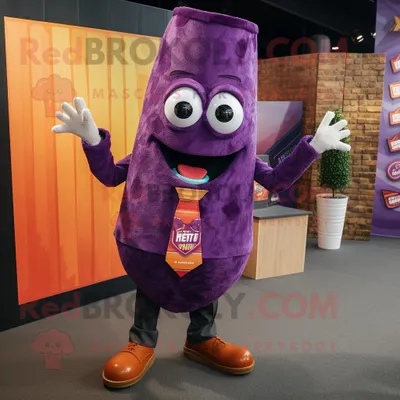 Obrázok produktu pre Postava REDBROKOLY, fialového maskota Nachos, je oblečená vo veste a má pripevnené špendlíky na kravate