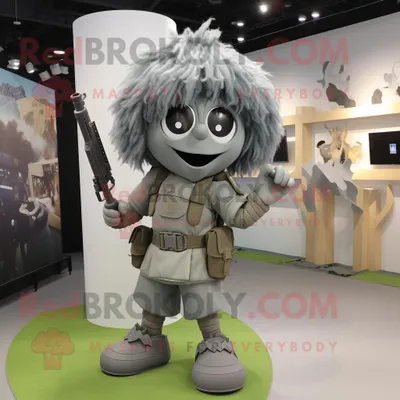 Imagen del producto de Personaje REDBROKOLY de traje de mascota de comando gris vestido con una minifalda y llaveros
