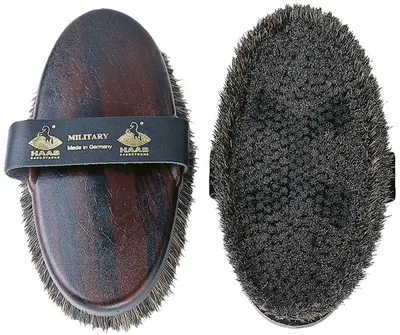 Produktbild von Kardätsche Military Herren, Borstenhaar-Mischung, 215x100mm, ergonomisch, zweilängiger Borstenkranz für Pferdepflege