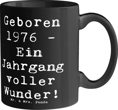 Produktbild von Mr. & Mrs. Panda Trinkbecher Spruch 1976 Geburtstag - Schwarz - Geschenk, Geburtsjahr, Kaffeebecher, besondere Momente, Happy Birthday, Teetasse, Tasse mit, Becher, Alter