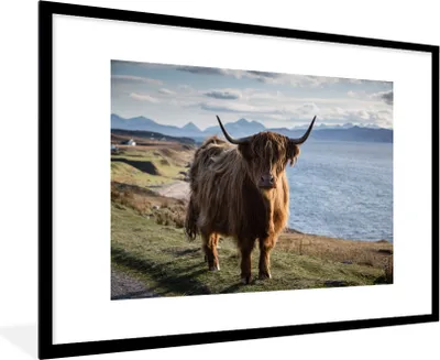 Produktbild von MuchoWow® MuchoWow® Gerahmtes Poster Schottische Hochlandrind - Bergen - Meer 90x60 cm - Poster mit zchwarzem Bilderrahmen - Wanddekoration - Fotos