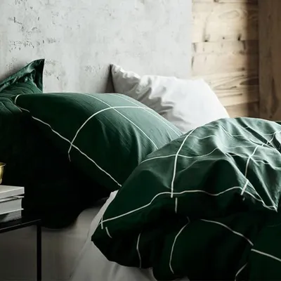 Produktbild von Famanu – Geschenkpapier für Weihnachten mit Schwarz und Gold Design, Weihnachts-Schlitten und Metallic-Folie, glänzend, Set von 4 Rollen, 43,5 x 305 cm pro Rolle