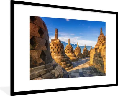 Produktbild von MuchoWow® Gerahmtes Poster Gelb gefärbte Stoepas in der Sonne am Borobudur 90x60 cm - Poster mit Schwarzem Bilderrahmen Wandposter Rahmen Foto Bilder - Wanddekoration - Fotos