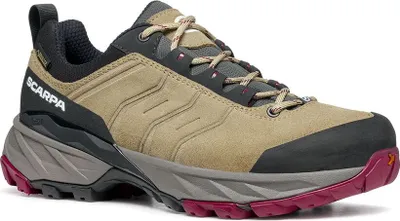 Multifunktionsschuhe für Damen von Scarpa; Modell Rush Trail GTX Wmn; in beige und schwarz mit rutschfester Sohle.