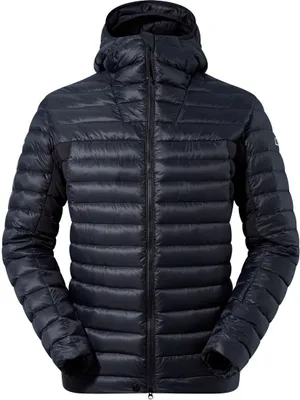 Dunkelblaue Isolationsjacke mit Kapuze; Modell "Mtn Seeker Mw Down Hoody" von Berghaus für Damen.