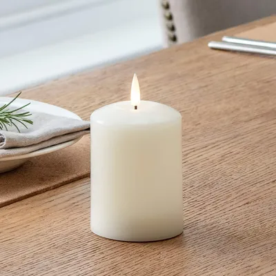 Produktbild von Lights4fun TruGlow™ LED Echtwachskerze mit warmweißer LED Flamme 10cm batteriebetrieb