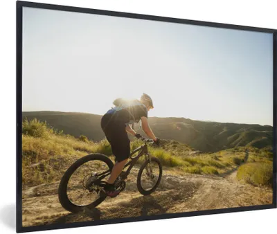 Produktbild von MuchoWow® Gerahmtes Poster Mit dem Mountainbike auf dem Feldweg 90x60 cm - Poster mit Schwarzem Bilderrahmen Wandposter Rahmen Foto Bilder - Fotorahmen - Foto-Plakat