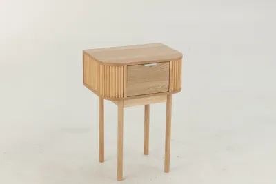 Produktbild von Runder Nachttisch aus naturbelassenem Holz mit Schublade
