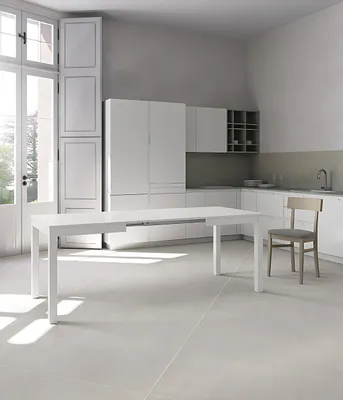Produktbild von Ausziehbarer Beistelltisch 130/210 cm in Weiß-Esche-Melamin mit Beinen aus massivem Buchenholz – modernes, platzsparendes Design
