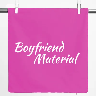 Produktbild von Huuraa Kissenbezug Boyfriend Material Schriftzug 40x40cm Fuchsia Baumwolle Dekokissenbezug Geschenkidee