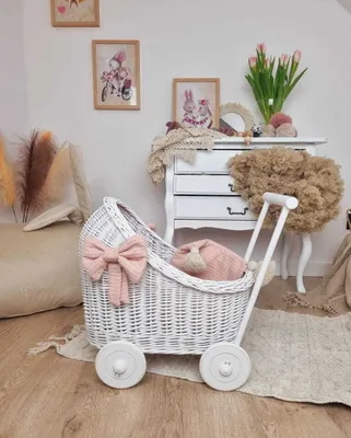 Produktbild von Weißer Puppenwagen aus Korbgeflecht mit Bettzeug - weiß