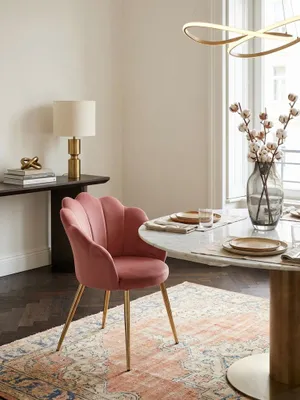 Eleganter Esszimmerstuhl in Altrosa Samt mit goldenen Beinen, stilvoll platziert an einem Marmortisch in einem luxuriösen Esszimmer mit Parkettboden._#sku_SAFWL6.284#