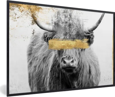 Produktbild von MuchoWow® Gerahmtes Poster Schottischer Highlander - Gold - Schwarz - Weiß 90x60 cm - Poster mit Schwarzem Bilderrahmen Wandposter Rahmen Foto Bilder - Fotorahmen - Foto-Plakat