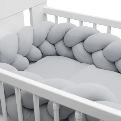 Obrázok produktu pre Ochranný mantinel do postieľky vrkoč mušelínový New Baby svetlo sivý