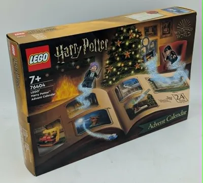 Produktbild von LEGO 76404 Harry Potter Adventskalender 2022 mit Brettspiel, 7 Minifiguren, Film-Szenen und Spielzeug Zubehör, magisches frühes Geschenk für Weihnachten