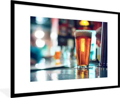 Produktbild von MuchoWow® Gerahmtes Poster Ein Glas Bier auf der Theke 90x60 cm - Poster mit Schwarzem Bilderrahmen Wandposter Rahmen Foto Bilder - Wanddekoration - Fotos