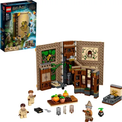 Produktbild von LEGO 76384 Harry Potter Hogwarts Moment: Kräuterkundeunterricht Set, Spielzeugkoffer mit Minifiguren, Sammlerstück