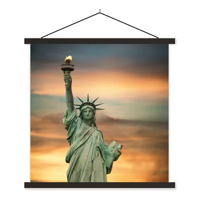 Produktbild von MuchoWow® Textilposter New York - Freiheitsstatue - Sonnenuntergang 90x90 cm mit schwarzem Rahmen - Magnetisches
