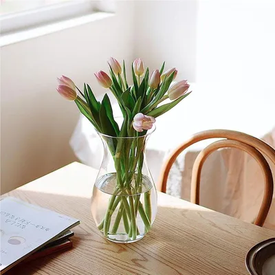 Elegante Glasvase in Taillenform für Blumen