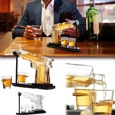Zdjęcie produktu dla Karafka do whisky z dwoma szklankami do shotów, w kształcie pistoletu, wykonana ze szkła borosilikatowego, z drewnianą podstawką