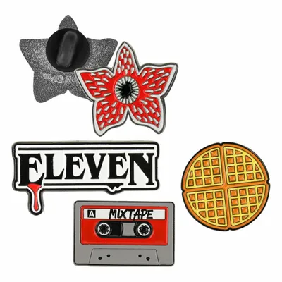 Produktbild von Cinereplicas Stranger Things – Set mit 4 Stranger Things Staffel 1 Pin – 3 cm – Offizielle Lizenz