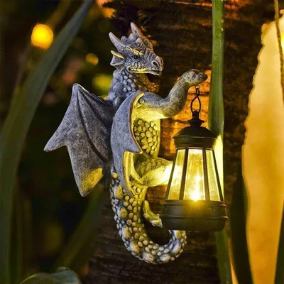 Produktbild von Gartenfiguren für Draußen – Gartendeko mit LED Solar Lichtern – Lustige Drachen Skulptur für Garten, Zaun & Baum – Solarleuchten – Geschenk