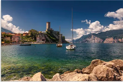 Produktbild von ARTland Wandbild Alu für Innen & Outdoor Die Burg von Malcesine Größe: 90x60 cm