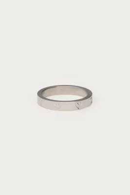Image de Ma bague gravée d'un cœur en argent.