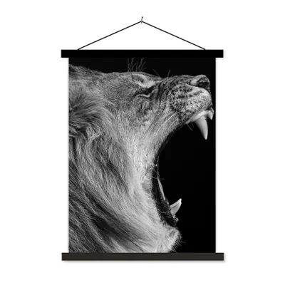 Produktbild von MuchoWow® Textilposter Tiere - Löwe - Schwarz - Weiß - Porträt 90x120 cm mit schwarzem Rahmen - Dekoration