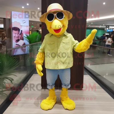 Produktbild von Zitronengelber REDBROKOLY Flamingo Maskottchen Kostüm charakter bekleidet mit Jeans und Hüten