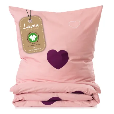 Produktbild von Famanu Kinderbettwäsche 100% Baumwolle – 1 Bettbezug 135x200 cm + 1 Kissenbezug 80x80 cm – Weich, atmungsaktiv – Herzmotiv Rosa & Bordeaux