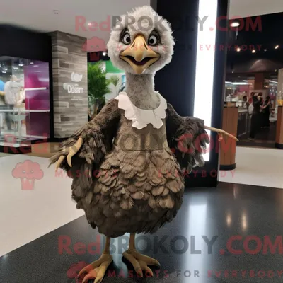 Produktbild von Maskottchen-Charakter REDBROKOLY eines Straußes mit Wickelrock und Wickeltüchern