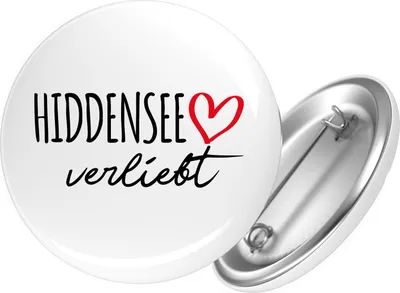 Produktbild von Huuraa Button Hiddensee verliebt 25mm rund mit Sicherheitsnadel Ansteckbutton Geschenkidee