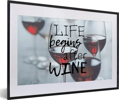 Produktbild von MuchoWow® MuchoWow® Gerahmtes Poster Weinzitat "Das Leben beginnt nach dem Wein" mit Weingläsern im Hintergrund 60x40 cm - Poster mit zchwarzem Bilderrahmen - Schlafzimmer - Plakat in Rahmen - Drucken