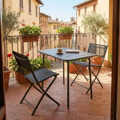 Produktbild von VCM 3-teilig Balkonmöbel Set, Gartentisch 80x55 cm mit 2 Klappstühlen, Metall & Textilene, wetterbeständig, platzsparend für Balkon & Terrasse, Sumila