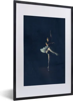 Produktbild von MuchoWow® Gerahmtes Poster Junge Ballerina 40x60 cm - Poster mit Schwarzem Bilderrahmen Wandposter Rahmen Foto Bilder - Poster in Rahmen