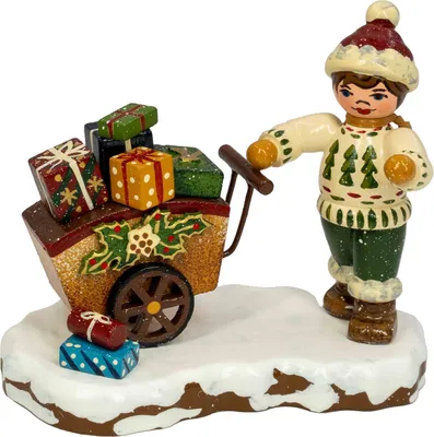 Ein fröhliches Winterkind in warmer Kleidung zieht einen Schlitten voller bunter Geschenke über eine schneebedeckte Fläche während es lächelt und die festliche Stimmung verbreitet