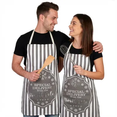 Produktbild von BRUBAKER Schürze Special Delivery from the North Pole - Kochschürze Weihnachten - Unisex Küchenschürze für Damen und Herren - One Size Weihnachtsschürze - Grau Weiß - Baumwolle