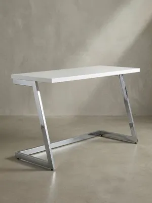 Schrägansicht des modernen PC-Tisches, die die architektonische Linienführung und die reflektierende Lackierung perfekt einfängt._#sku_BARWL6.575#
