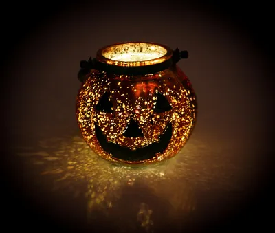 Produktbild von Halloween Deko Kürbis aus Glas mit 10 LEDs am Kupferdraht, mit Henkel als Korb oder Deko-Leuchte nutzbar, Batteriebetrieb