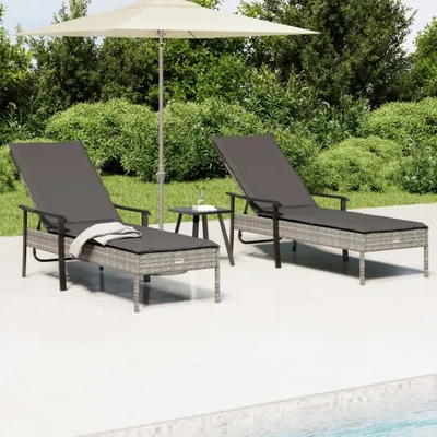 Produktbild von "2026 Promotion" Sonnenliegen 2 Stk. mit Tisch und Auflagen Grau Poly Rattan - Gartenmöbelset CC22075