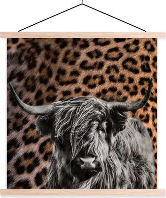 Produktbild von MuchoWow® Textilposter Schottisches Hochlandrind - Kuh - Pantherdruck 120x120 cm mit holzfarbenen Rahmen - Textil-Poster
