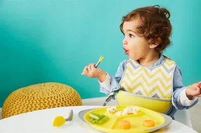 Produktbild von B.Box Kinder Esstischset gelb, 4-teilig, mit Schüssel, Gabel, Becher, Löffel