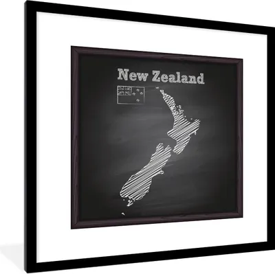 Produktbild von MuchoWow® Gerahmtes Poster Eine Illustration einer schwarzen Kreidekarte von Neuseeland 40x40 cm - Poster mit Schwarzem Bilderrahmen Wandposter Rahmen Foto Bilder - Poster - Plakat im Rahmen