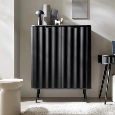 Produktbild von Hohe Kommode Porto 103 cm Schwarz Zweitürig mit Gerillten Fronten auf Schwarzen Metallfüßen