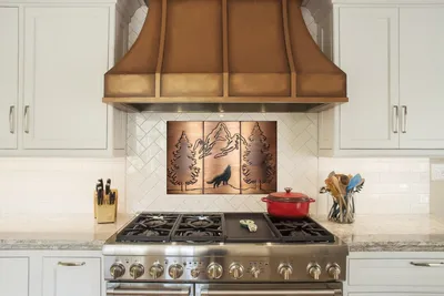 Zdjęcie produktu dla Zestaw paneli ściennych CopperAndCraft Wolf and Mountain 3-częściowy 60 × 40 cm, ręcznie robione metalowe płytki wykonane z miedzi / mosiądzu / stali nierdzewnej, rustykalny charakter