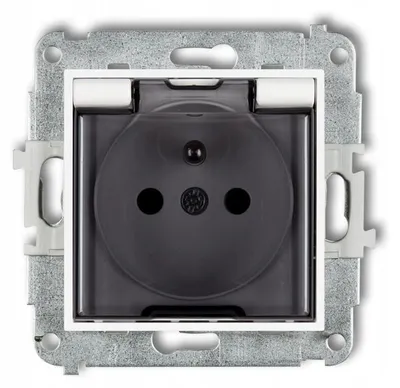 Imagen del producto de Enchufe Karlik MINI, grado de protección IP44, con toma de tierra, color blanco mate