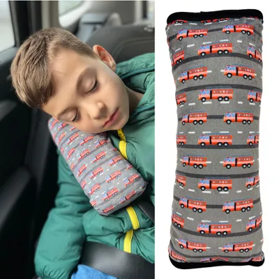Obrázek produktu pro HECKBO dětský polštářek na bezpečnostní pás – Hasiči, suchý zip, pratelný potah, 30 × 12 cm, Obrázek vytvořený pomocí AI