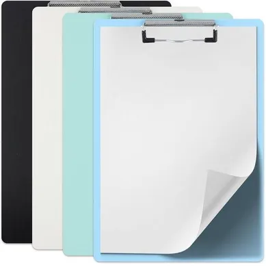 Image de Unyqoos® : Lot de 4 tableaux de présentation A4 en plastique – pinces métalliques robustes avec revêtement en caoutchouc (jusqu'à 100 feuilles), blanc/noir/vert clair/bleu clair, pour le bureau et les études