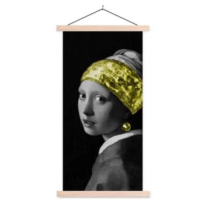 Produktbild von MuchoWow® Textilposter Mädchen mit einem Perlenohrring - Schwarz - Gold 60x120 cm mit holzfarbenen Rahmen - Holz
